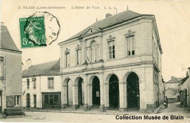 L'hôtel de ville, sur la place de l'église